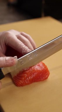 Şef restoranda Japon yemekleri hazırlar. Japon mutfağı.