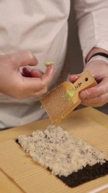 Şef restoranda Japon yemekleri hazırlar. Japon mutfağı.