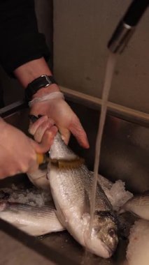 Şef restoranda Japon yemekleri hazırlar. Japon mutfağı.