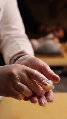 Şef restoranda Japon yemekleri hazırlar. Japon mutfağı.