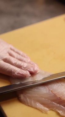 Şef restoranda Japon yemekleri hazırlar. Japon mutfağı.