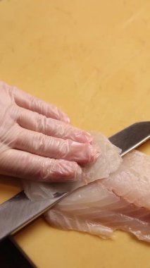 Şef restoranda Japon yemekleri hazırlar. Japon mutfağı.