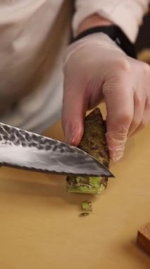 Şef restoranda Japon yemekleri hazırlar. Japon mutfağı.