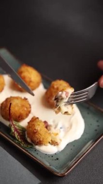 Bir Avrupa restoranında lezzetli yemekler. Yakın plan.