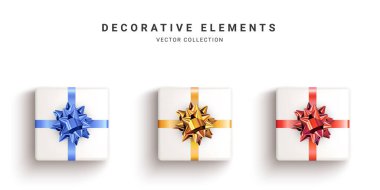 Gerçekçi beyaz hediye kutuları koleksiyonu, beyaz arka planda izole edilmiş dekoratif hediyeler. Üst Manzara. Vektör illüstrasyonu.