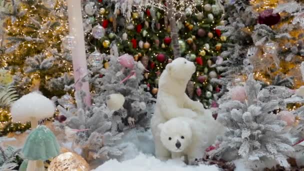 Игрушечные механические белые медведи двигаются под елкой. Концепция Нового года. — стоковое видео