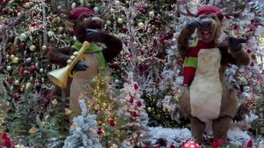 Oyuncak geyik hareket eder ve peri ormanında şarkı söyler. Yeni yıl ve Noel konsepti.