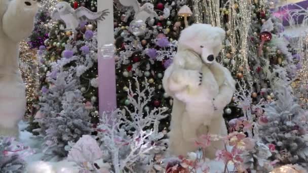 Полярная медведица, держащая медвежонка в руках у елки. Торговый центр Дана - Минск, Беларусь 8 декабря 2020 года. — стоковое видео