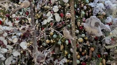 Çelenkleri ve Noel oyuncakları olan muhteşem bir Noel ormanı. Yeni yıl konsepti.