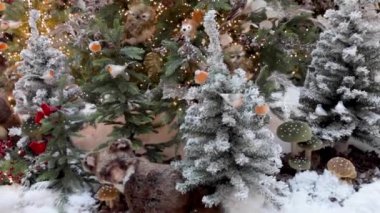 Oyuncak, kuş ve çelenkli Noel ağacı. Yeni Yıl Peri Ormanı konsepti.
