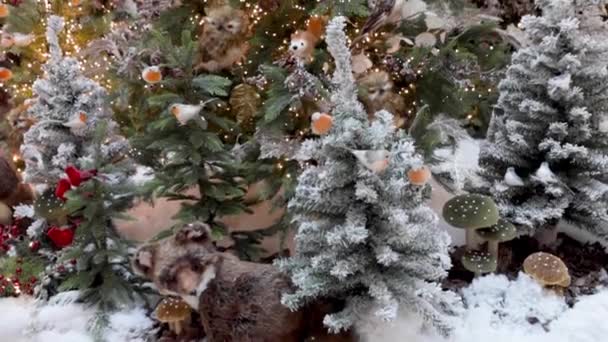 Pohon Natal dengan mainan, burung dan karangan bunga. Konsep tahun baru hutan peri. — Stok Video