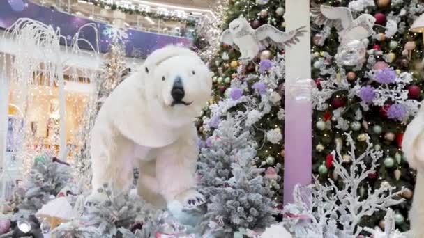 Un grande orso polare si muove sotto un albero di Natale. Dana Shopping Center, Minsk, Bielorussia, 8 dicembre 2020. — Video Stock