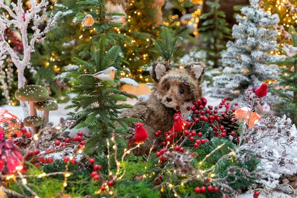 Oyuncak tilki bir peri ormanında oturur. Yeni yıl ve Noel konsepti.