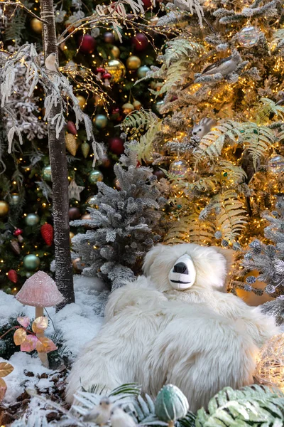 Oyuncak bir kutup ayısı Noel ağacının altında uyur. Yeni yıl konsepti.