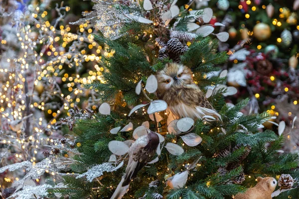 Un búho de juguete se sienta en un árbol de Navidad. El concepto del nuevo año. — Foto de Stock