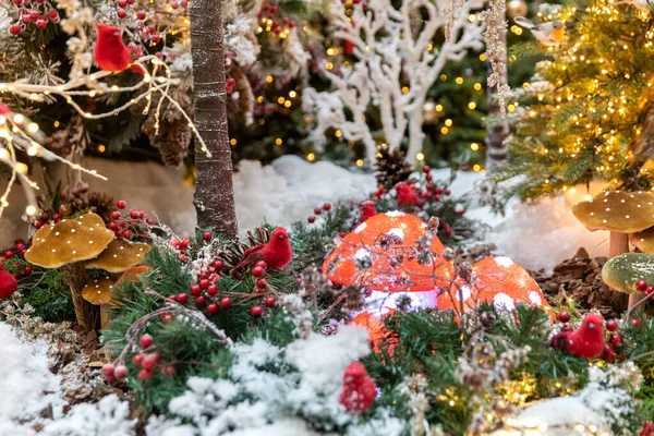 Kırmızı ispinozlar Noel ağacına oturur. Muhteşem Yeni Yıl Ormanı kavramı.