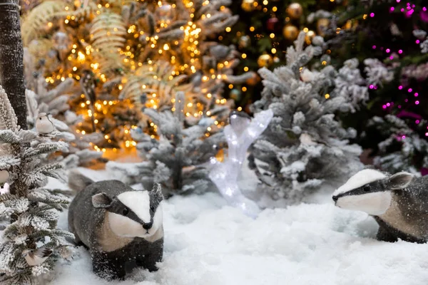 Oyuncak porsuklar Noel ağacının altında otururlar. Yeni yıl konsepti.