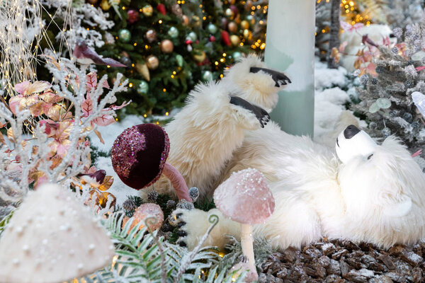 Игрушечный белый медведь спит под елкой. Концепция Нового года.