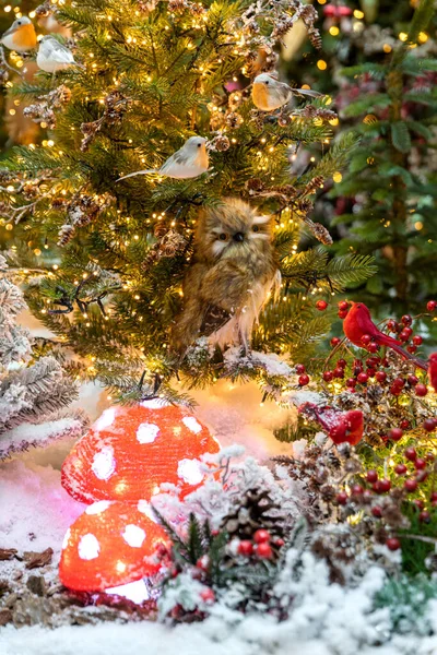 Un búho de juguete se sienta en un árbol de Navidad. El concepto del nuevo año. — Foto de Stock