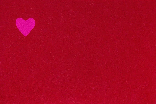 Sfondo decorativo di feltro rosso per San Valentino. Rosa sveglia cuore su uno sfondo rosso. — Foto Stock