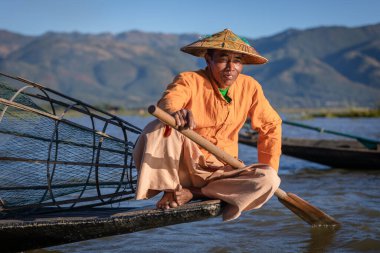 Inle Gölü, Myanmar - Aralık 2019: balıkçı teknede dinleniyor