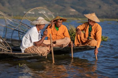Inle Gölü, Myanmar - Aralık 2019: balıkçı teknede dinleniyor
