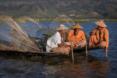 Inle Gölü, Myanmar - Aralık 2019: balıkçı teknede dinleniyor