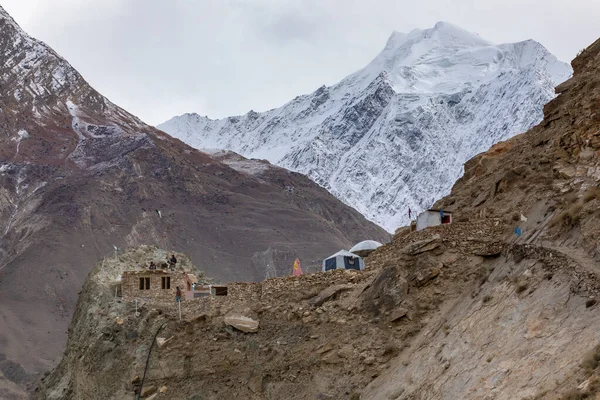 Edificio en el borde del glaciar tolva cordillera Karakorum — Foto de Stock