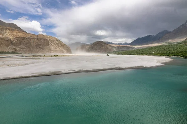 Río Turquesa con bancos de arena — Foto de Stock