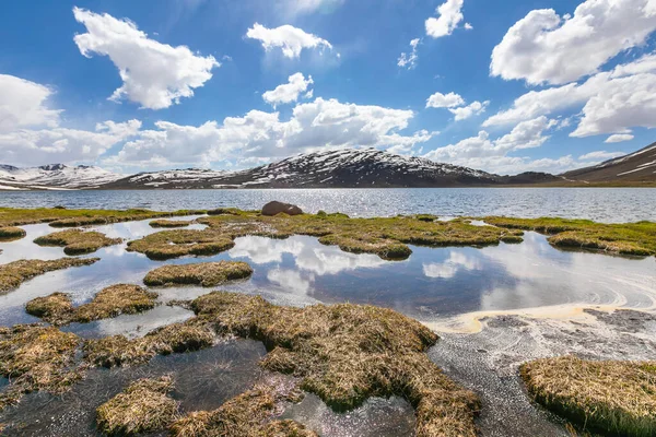 Hoogland vlakten berg meer wolken — Stockfoto