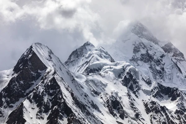 Montañas del Karakorum en clima nublado — Foto de Stock