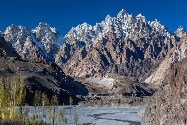 Hunza valle del río Passu conos cordillera — Foto de Stock