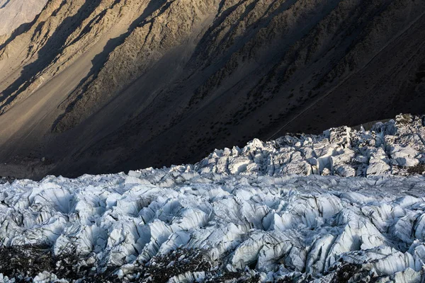 Campo de gelo glaciar maciço nas montanhas de Karakorum — Fotografia de Stock