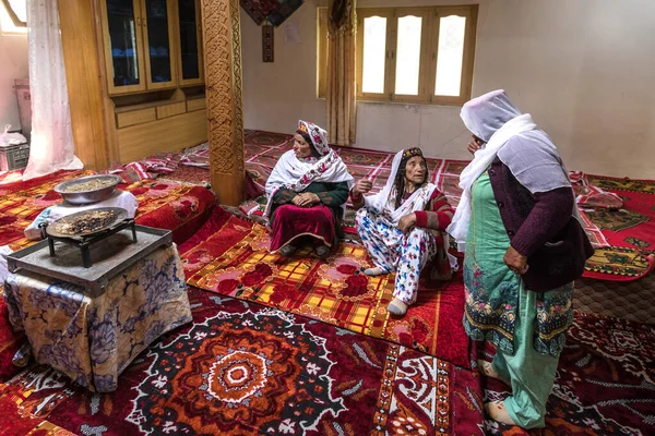 Gilgit-jalá, Pakistán - junio 2021: ancianas despiertan en casa tradicional —  Fotos de Stock