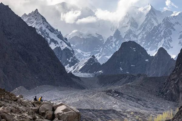 Dos hombres sentados en el borde de las montañas glaciares — Foto de Stock