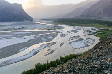 Dağlardaki geniş nehir deltası. Shigar Nehri Pakistan