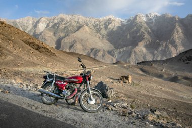 Gilgit Baltistan, Pakistan - Haziran 2021: Dağlarda motosiklet. Yüksek kalite fotoğraf