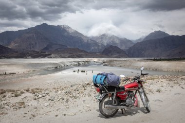 Gilgit Baltistan, Pakistan - Haziran 2021: Dağlarda motosiklet. Yüksek kalite fotoğraf