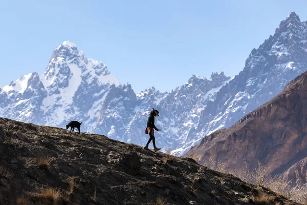 Silhouette Girl Walking Mountains High Quality Photo — Stok fotoğraf