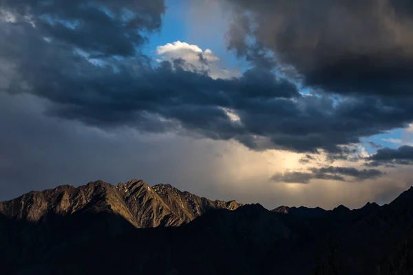 Cielo Dramático Atardecer Las Montañas Karakorum Foto Alta Calidad — Foto de Stock