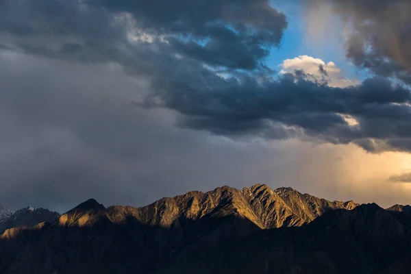 Cielo Dramático Atardecer Las Montañas Karakorum Foto Alta Calidad — Foto de Stock