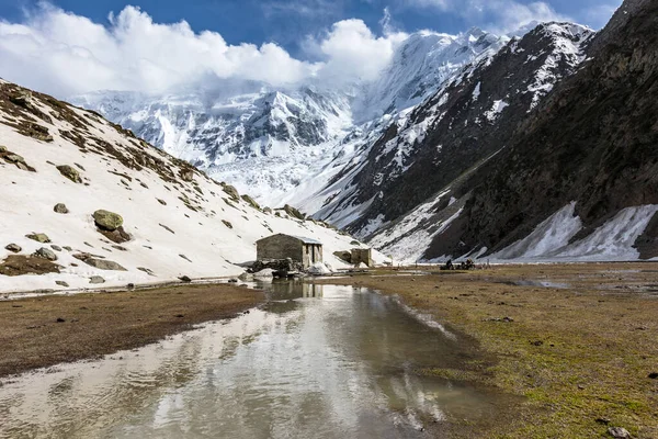 Stone hut in mountain valley. Rakaposhi base camp — Foto de Stock