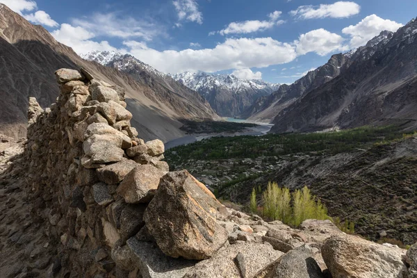 Panoramic view from ruined fort in Hunza valley — Foto de Stock