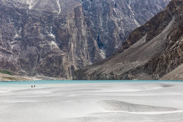 Playa Arena Lago Montaña Costa Rocosa Lago Attabad Pakistán — Foto de Stock