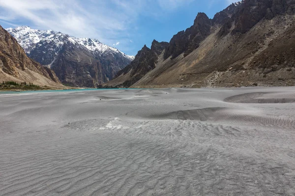 Playa Arena Lago Montaña Costa Rocosa Lago Attabad Pakistán — Foto de Stock