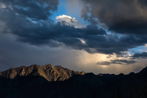 Puesta de sol cielo dramático en las montañas de Karakorum — Foto de Stock