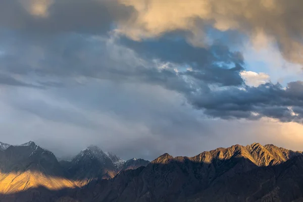 Puesta de sol cielo dramático en las montañas de Karakorum — Foto de Stock