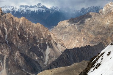 Passu konilerinin tepesi Karakurum dağları