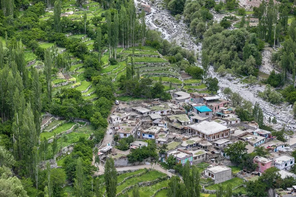 Pueblo Jardines verdes en valle de montaña Pakistán vista aérea — Foto de Stock