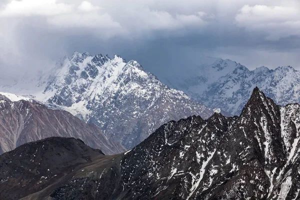 Montañas del Karakorum en clima nublado — Foto de Stock